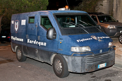 Un furgone della Cooperativa Vigilanza Sardegna (foto S. Novellu - Cronache Nuoresi)