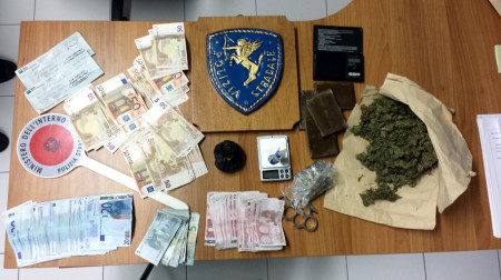 La droga e il denaro sequestrati