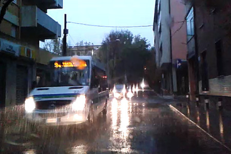 Autobus sotto la pioggia (foto S. Novellu - Cronache Nuoresi)