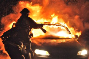 Un'autovettura in fiamme (immagine di repertorio)