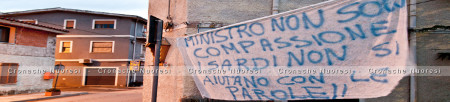 Torpè, striscione polemico contro il Ministro Lupi (foto S. Novellu - Cronache Nuoresi)