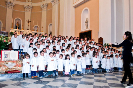Bambini dell'Asilo Guiso Gallisai durante l'esibizione in Cattedrale
