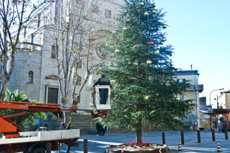 Nuovi addobbi sull'albero di Natale di via Lamarmora (foto Cronache Nuoresi)