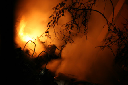 Un mezzo dato alle fiamme