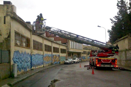 Crollo di un cornicione all'IPSIA: l'intervento dei Vigili del fuoco