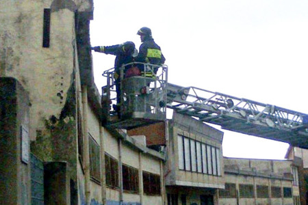 Crollo di un cornicione all'IPSIA: l'intervento dei Vigili del fuoco (Cronache Nuoresi)