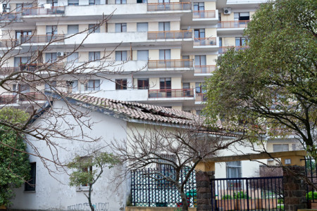 Crollo in un locale di servizio nelle Elementari di Istiritta (foto S.Novellu - Cronache Nuoresi)
