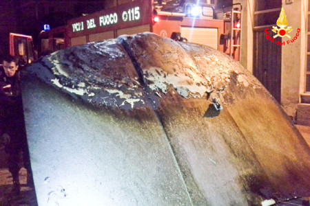 Fonni, l'auto data alle fiamme