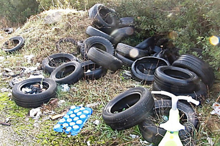 Cumulo di gomme rinvenute nella discarica