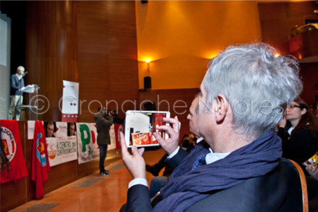 Francesco Pigliaru incontra i suoi elettori all'Eliseo (© foto S.Novellu)