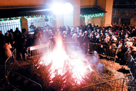 Fuoco in onore di S.Antonio Abate (foto S.Novellu - Cronache Nuoresi)