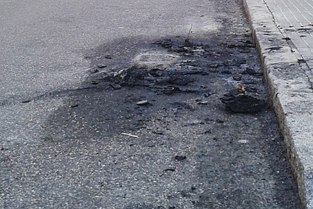 I resti dell'auto data alle fiamme (foto Cronache Nuoresi)