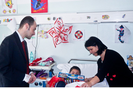 La Befana della Polizia ai bambini al reparto pediatria (foto L. Basolu - Cronache Nuoresi) 