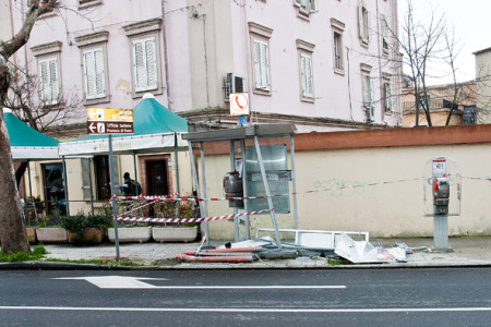 La cabina telefonica distrutta nell'incidente (foto Cronache Nuoresi)