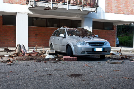 L'auto devastata dal lancio di oggetti (foto Cronache Nuoresi)