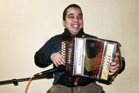 Giovane suonatore di organetto (foto S.Novellu - Cronache Nuoresi)