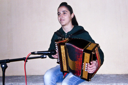 Giovane suonatrice di organetto (foto S.Novellu - Cronache Nuoresi)