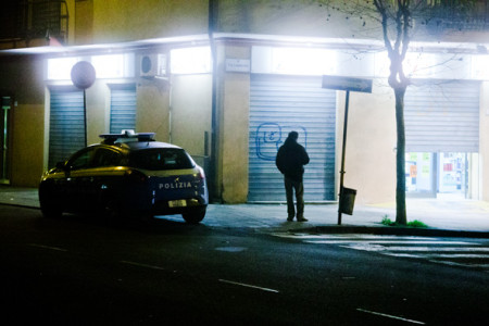 Una volante della Polizia sul luogo della rapina (foto S. Novellu - Cronache Nuoresi)