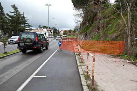 Via Brigata Sassari, transenne per arginere i crolli (foto Cronache Nuoresi)