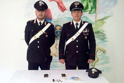 I Carabinieri con lo stupefacente sequestrato 
