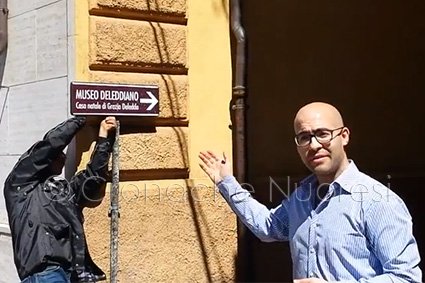 Marcello Seddone durante l'installazione dela cartello