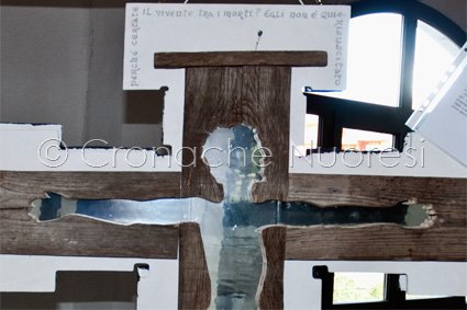 Uno dei crocifissi in mostra (© foto S. Meloni)