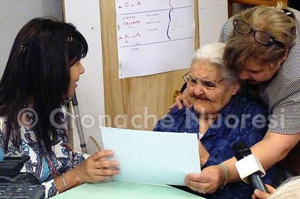 La consegna del diploma (© foto G. Bolle - Cronache Nuoresi)