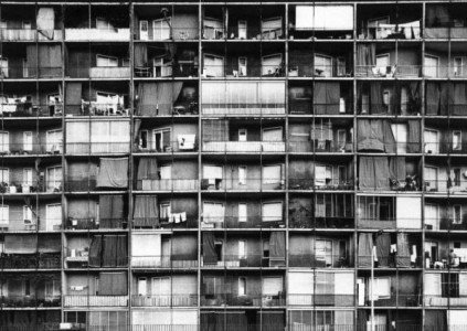 La facciata di un edificio di edilizia popolare