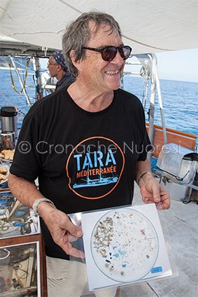 Christian Sardet mostra alcuni campioni di plastica recuperati nel Mar Mediterraneo (© foto S.Novellu)