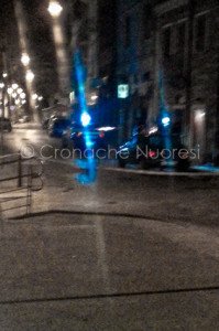 Le auto della Polizia sul luogo dell'attentato incendiario (© foto Cronache Nuoresi)