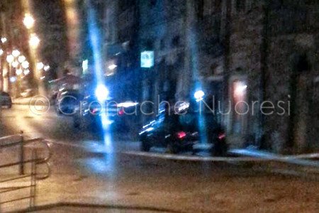 Le forze dell'ordine sul luogo dell'attentato (© foto Cronache Nuoresi)