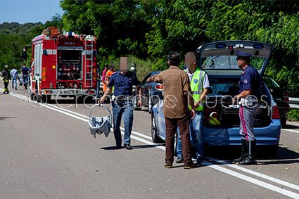Un agente di Polizia con il seggiolino della piccola Sofia (© foto S.Novellu)