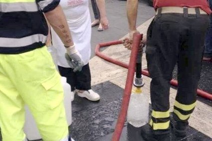 Un momento dell'approvvigionamento idrico