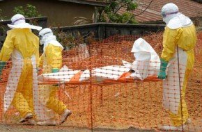 Soccorsi a una vittima del virus Ebola