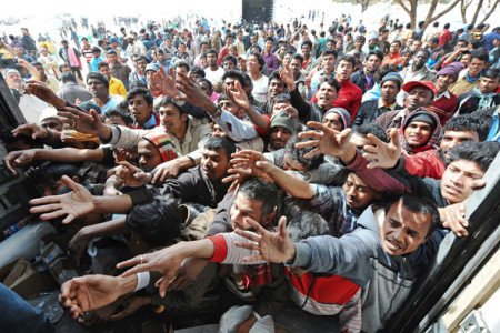 Migranti durante lo sbarco sulle coste italiane