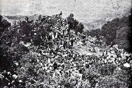 1901: La folla dei fedeli assiste alla inaugurazione della statua del Redentore
