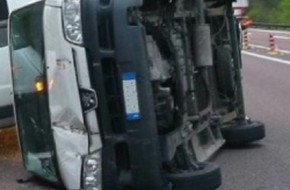 Un furgone ribaltato per strada
