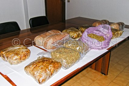 La droga sequestrata (© foto Cronache Nuoresi)