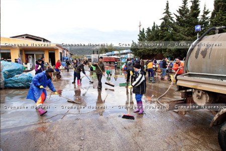 Gli angeli del fango durante l'alluvione Cleopatra (© foto S.Novellu)