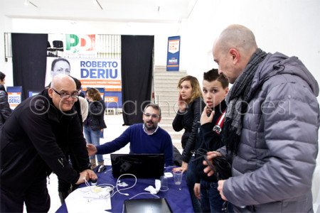 Al centro il segretario del PD nuorese Francesco Manca (© foto S. Novellu)