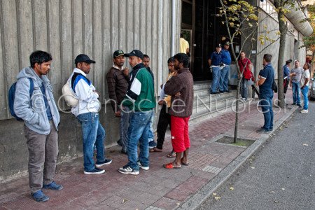 I migranti davanti alla Questura (© foto S.Meloni)