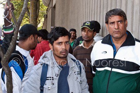 I migranti davanti alla Questura (© foto S.Meloni)