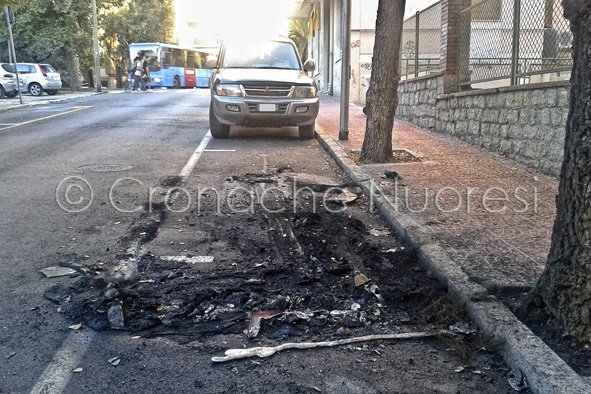 I resti della Nissan andata a fuoco nella notte (© foto Cronache Nuoresi)