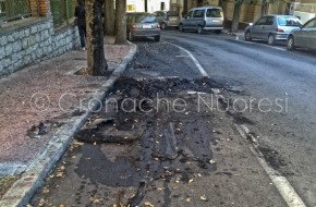 I resti della Nissan andata a fuoco nella notte (© foto Cronache Nuoresi)