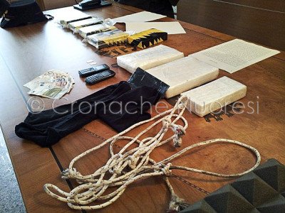 La droga e gli oggetti sequestrati