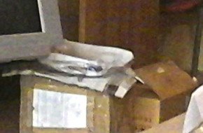 Le scatole col nastro adesivo che avvolse Dina Dore (© foto S.Meloni)