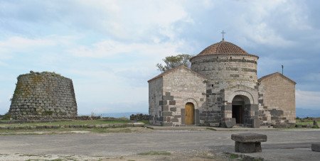 Nuraghe e Chiesa di Santa Sabina a Silanus