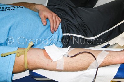 Un prelievo di sangue nell'autoemoteca AVIS