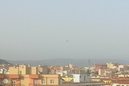 L'elicottero dei Vigili del Fuoco di rientro con il ferito a bordo