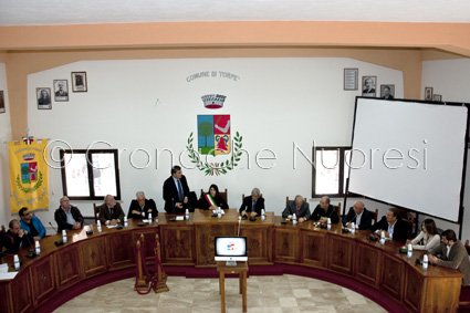 Gli amministratori nel Consiglio Comunale di Torpè (© foto -Cronache Nuoresi)